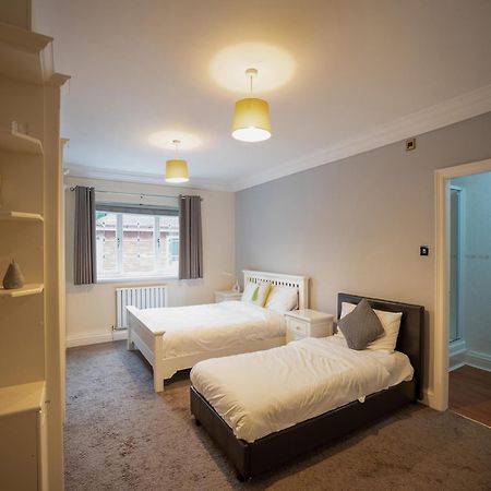 Oyo Oakcroft Guest House Manchester Airport Ringway Kültér fotó